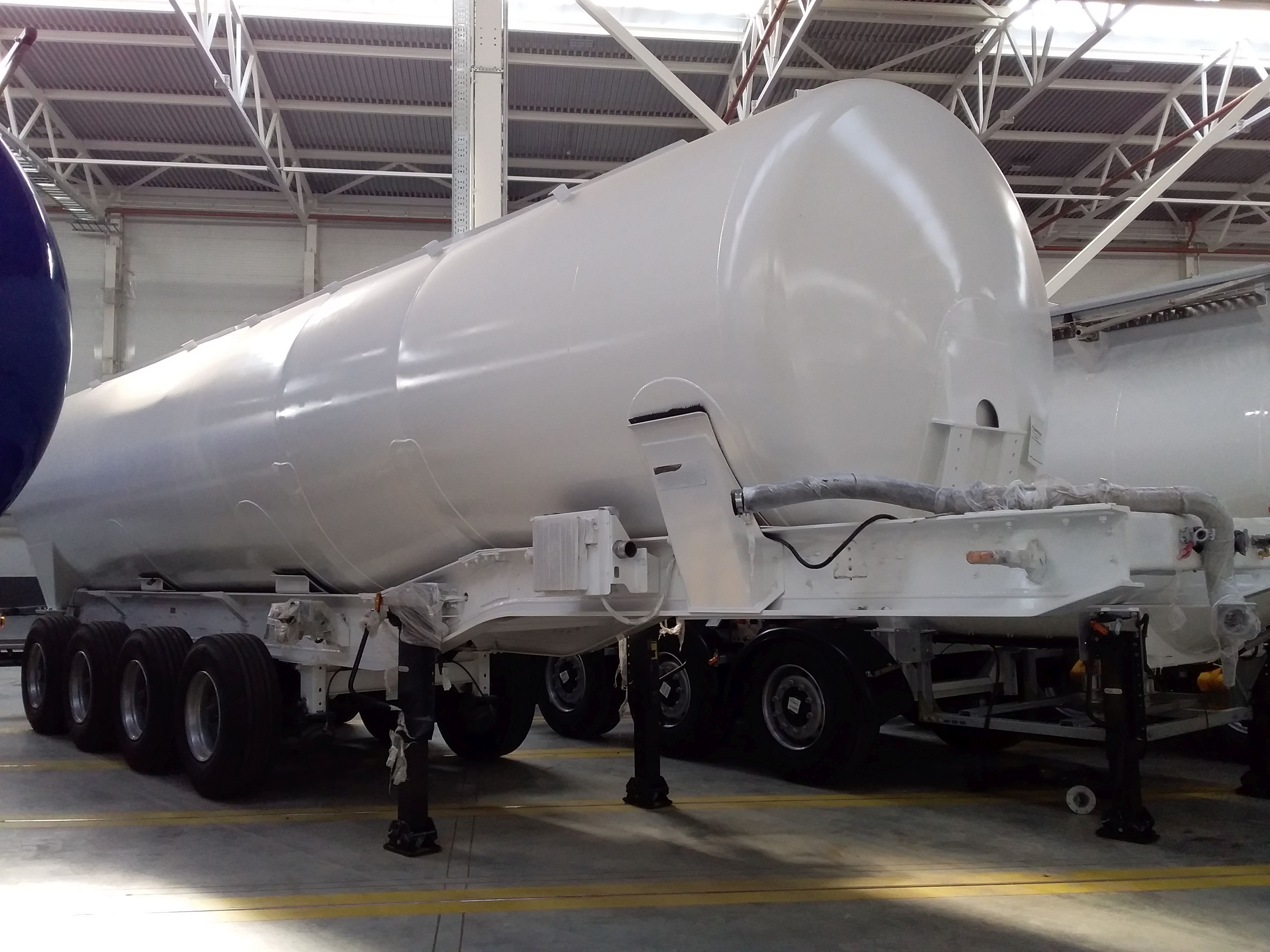 4-axle aluminum semitrailer for bulk cargo transportation SB4U45.1A_02